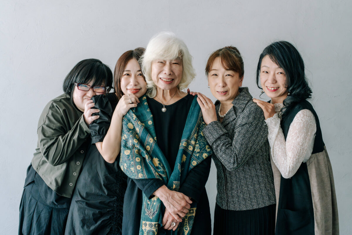 家族が集まったら家族写真撮りませんか? 奈良市内にある、フォトスタジオスーベニアスタジオの家族写真・ファミリーフォト・バースデーフォト・七五三・ニューボーンフォト・ハーフバースデーフォト、マタニティーフォト