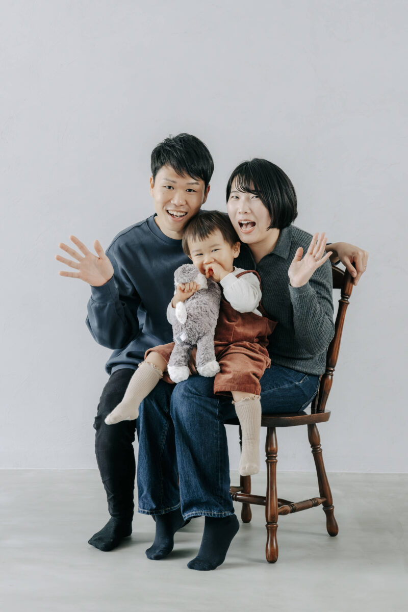 家族が集まったら家族写真撮りませんか? 奈良市内にある、フォトスタジオスーベニアスタジオの家族写真・ファミリーフォト・バースデーフォト・七五三・ニューボーンフォト・ハーフバースデーフォト、マタニティーフォト