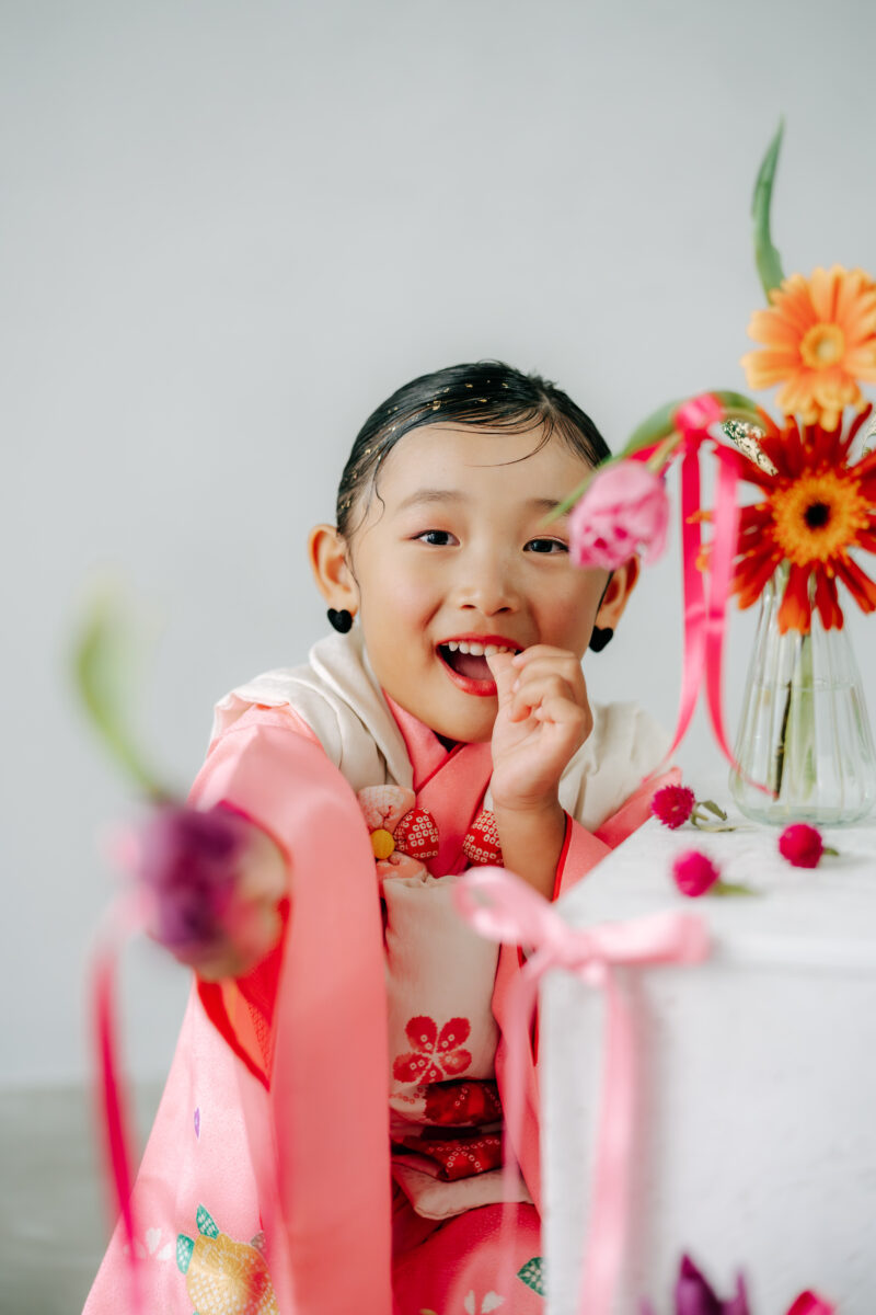 奈良市内にある、フォトスタジオスーベニアスタジオ。お花に囲まれた空間で撮影できます。家族写真・ファミリーフォト・バースデーフォト・七五三・ニューボーンフォト・ハーフバースデーフォト、マタニティーフォト