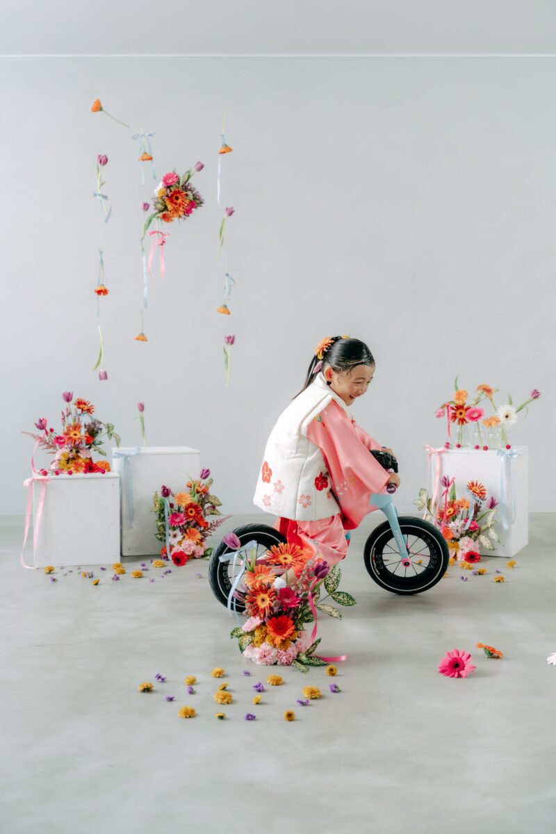 奈良市内にある、フォトスタジオスーベニアスタジオ。お花に囲まれた空間で撮影できます。家族写真・ファミリーフォト・バースデーフォト・七五三・ニューボーンフォト・ハーフバースデーフォト、マタニティーフォト