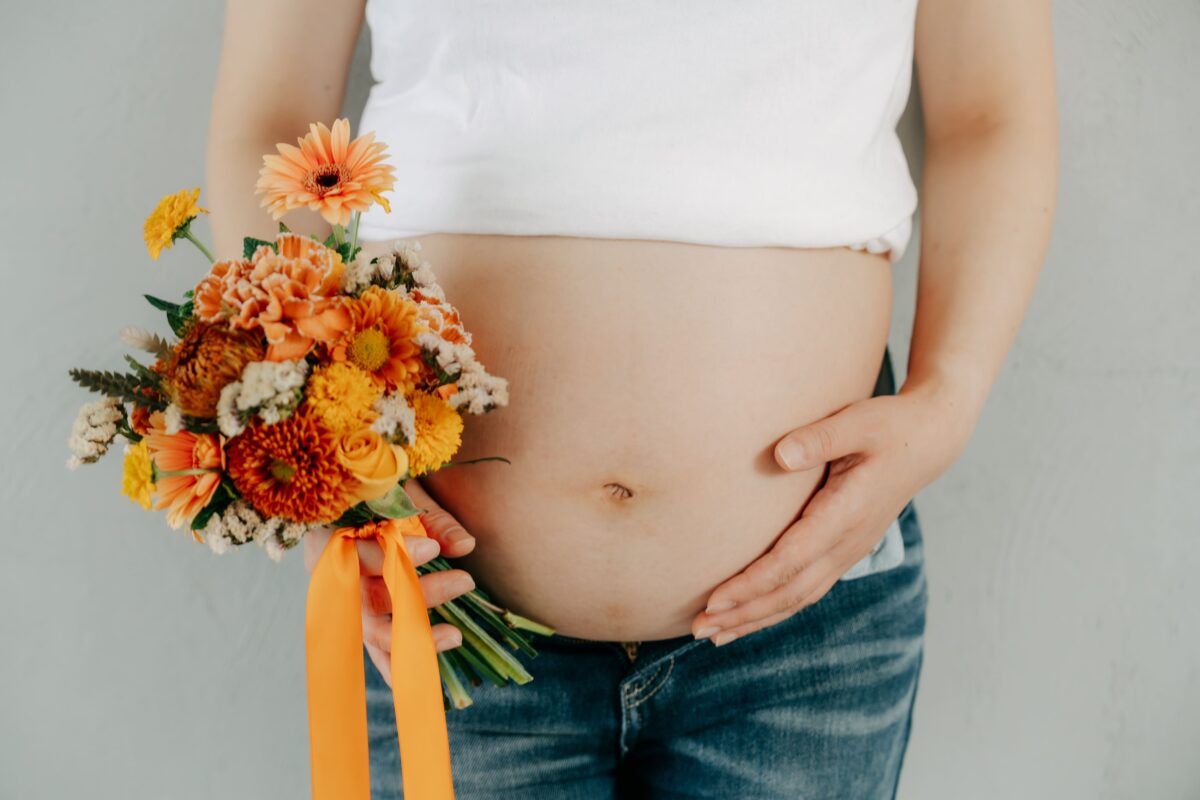 8ヶ月の妊婦さんのマタニティーフォト。奈良市内にある、フォトスタジオスーベニアスタジオの家族写真・ファミリーフォト・バースデーフォト・七五三・ニューボーンフォト・ハーフバースデーフォト、マタニティーフォト、七五三