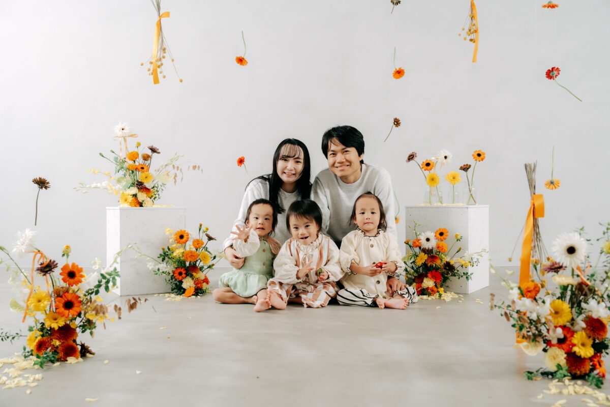 ３つ子ちゃんのバースデーフォト！奈良市内にある、フォトスタジオスーベニアスタジオ。お花に囲まれた空間で撮影できます。家族写真・ファミリーフォト・バースデーフォト・七五三・ニューボーンフォト・ハーフバースデーフォト、マタニティーフォト