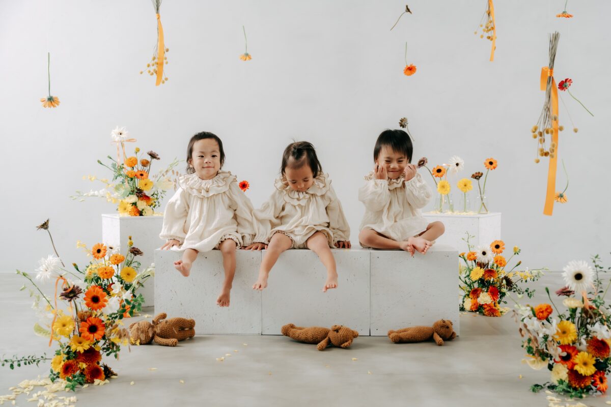 ３つ子ちゃんのバースデーフォト！奈良市内にある、フォトスタジオスーベニアスタジオ。お花に囲まれた空間で撮影できます。家族写真・ファミリーフォト・バースデーフォト・七五三・ニューボーンフォト・ハーフバースデーフォト、マタニティーフォト