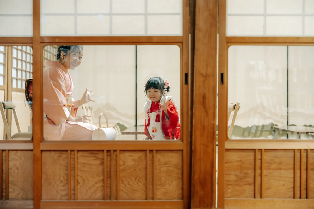 七五三お参り。お出かけプラン。奈良市内にある、フォトスタジオスーベニアスタジオ。お花に囲まれた空間で撮影できます。家族写真・ファミリーフォト・バースデーフォト・七五三・ニューボーンフォト・ハーフバースデーフォト、マタニティーフォト