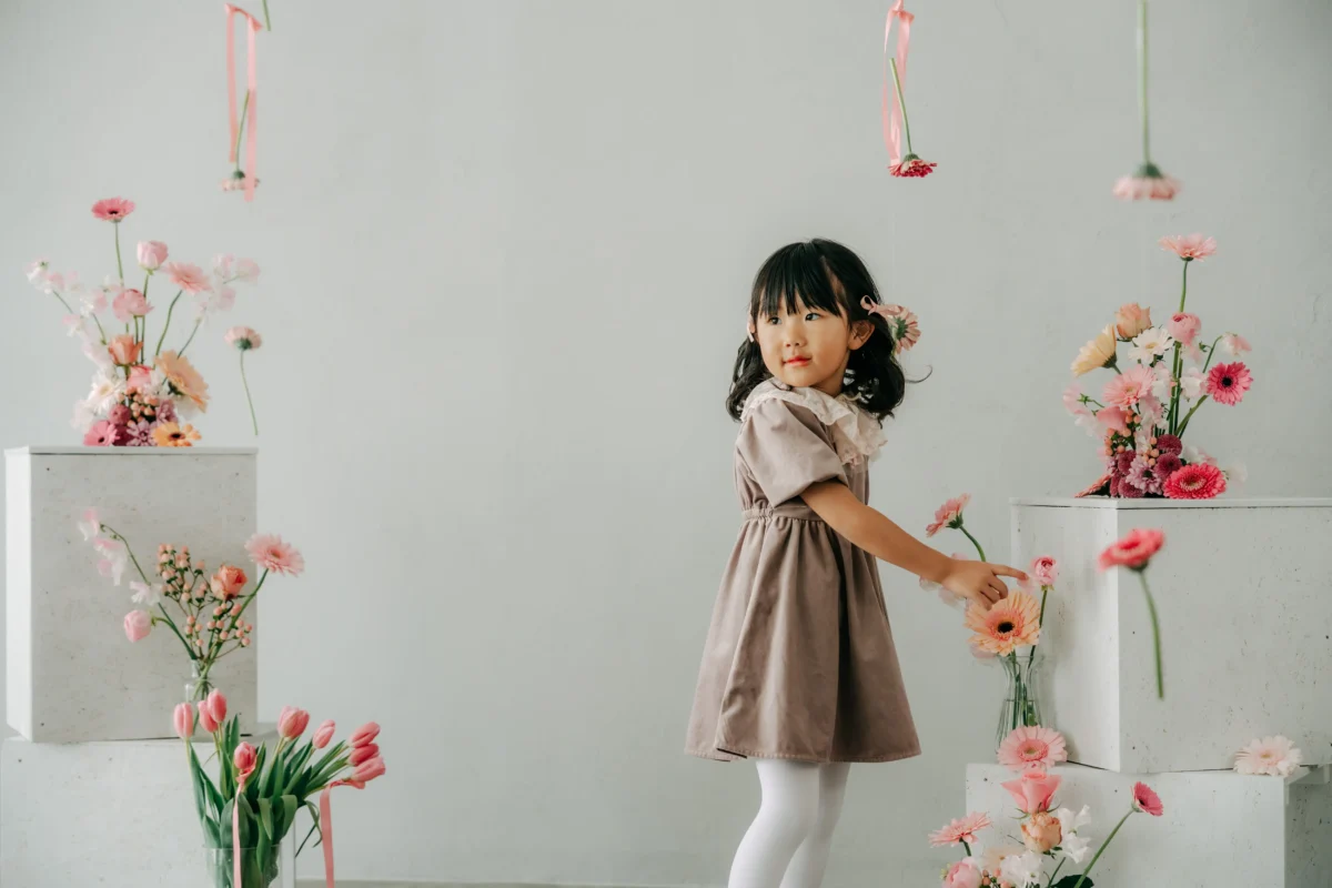 奈良市内にある、フォトスタジオスーベニアスタジオ。生のお花に囲まれた空間でおしゃれにかわいく撮影できます。家族写真・ファミリーフォト・バースデーフォト・七五三・ニューボーンフォト・ハーフバースデーフォト、マタニティーフォト