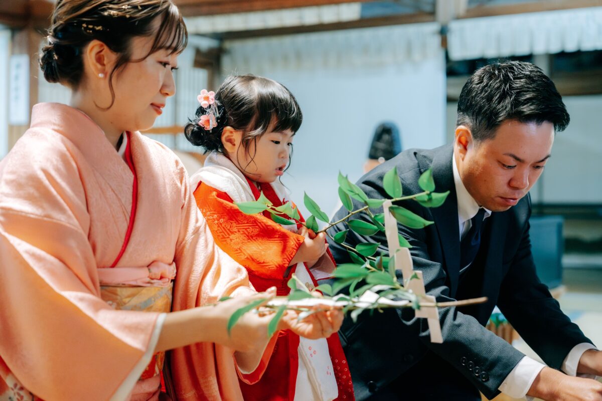 七五三お参り。奈良大神神社にお出かけプラン。奈良市内にある、フォトスタジオスーベニアスタジオ。お花に囲まれた空間で撮影できます。家族写真・ファミリーフォト・バースデーフォト・七五三・ニューボーンフォト・ハーフバースデーフォト、マタニティーフォト