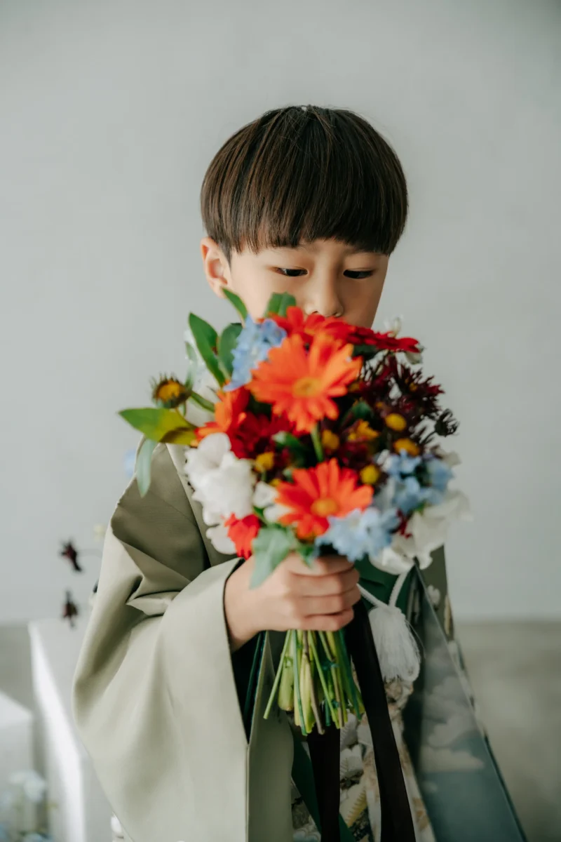 七五三7歳男の子。袴姿で撮影。奈良市内にある、フォトスタジオスーベニアスタジオで生花に囲まれおしゃれな空間で家族写真を撮影できます。ファミリーフォト・バースデーフォト・七五三・ニューボーンフォト・ハーフバースデーフォト、マタニティーフォト