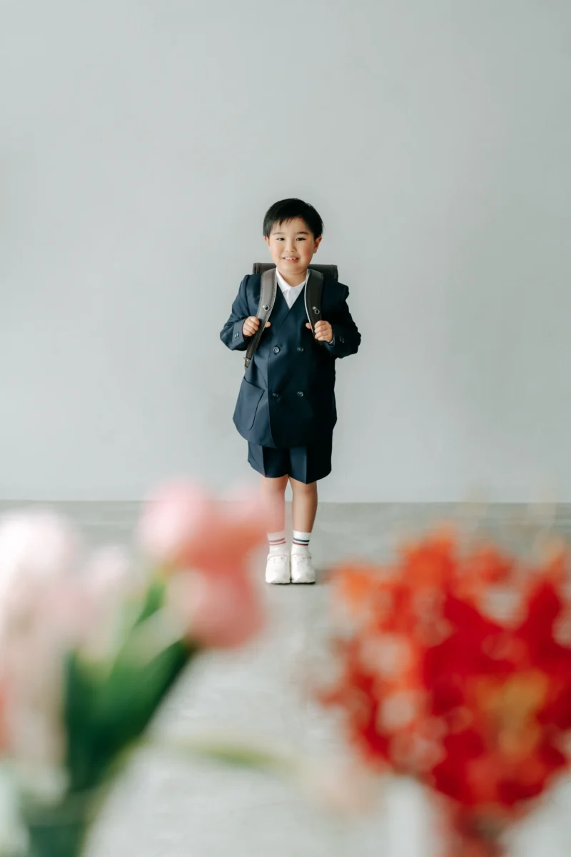 奈良市内にある、フォトスタジオスーベニアスタジオ。生のお花に囲まれた空間でおしゃれにかわいく撮影できます。新1年生の入学記念写真、家族写真・ファミリーフォト・バースデーフォト・七五三・ニューボーンフォト・ハーフバースデーフォト、マタニティーフォト