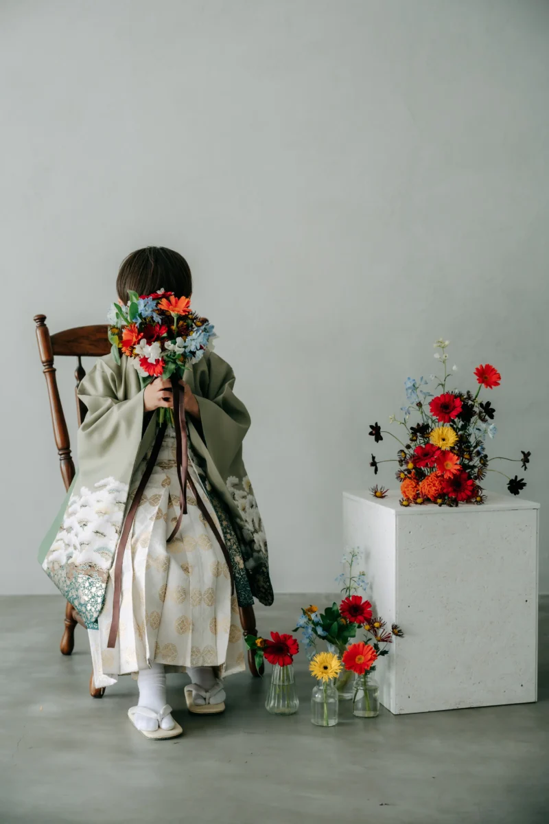 七五三7歳男の子。袴姿で撮影。奈良市内にある、フォトスタジオスーベニアスタジオで生花に囲まれおしゃれな空間で家族写真を撮影できます。ファミリーフォト・バースデーフォト・七五三・ニューボーンフォト・ハーフバースデーフォト、マタニティーフォト