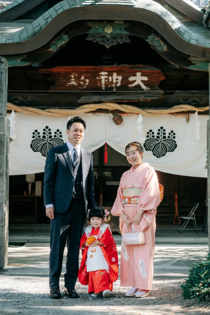 七五三お参り。奈良大神神社にお出かけプラン。奈良市内にある、フォトスタジオスーベニアスタジオ。お花に囲まれた空間で撮影できます。家族写真・ファミリーフォト・バースデーフォト・七五三・ニューボーンフォト・ハーフバースデーフォト、マタニティーフォト