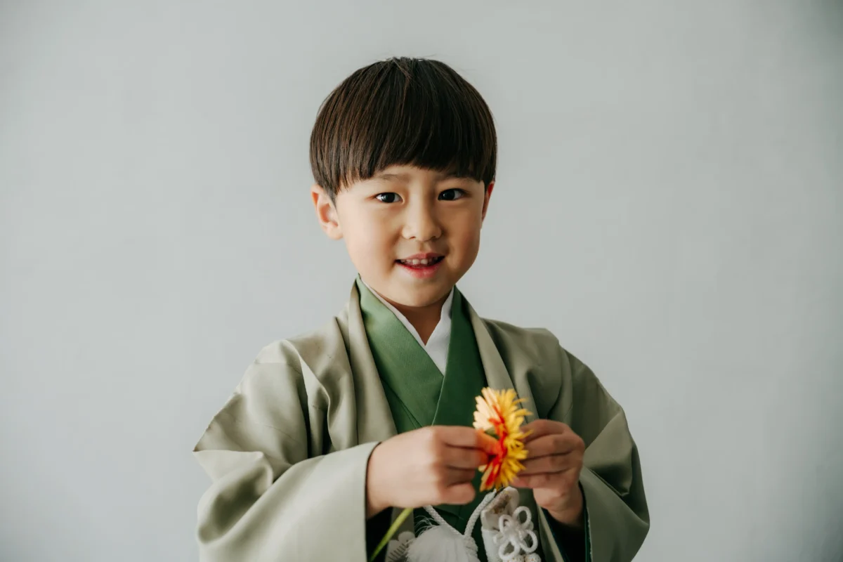 七五三7歳男の子。袴姿で撮影。奈良市内にある、フォトスタジオスーベニアスタジオで生花に囲まれおしゃれな空間で家族写真を撮影できます。ファミリーフォト・バースデーフォト・七五三・ニューボーンフォト・ハーフバースデーフォト、マタニティーフォト