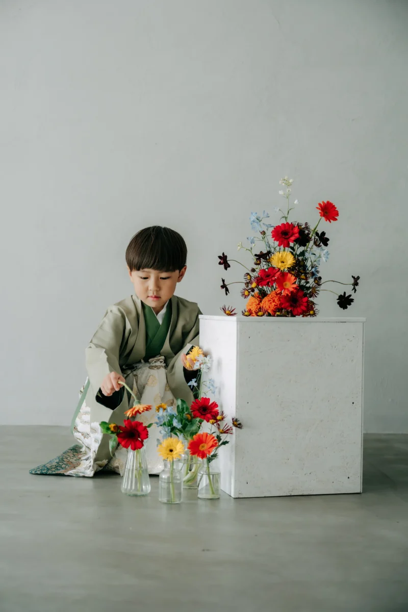 七五三7歳男の子。袴姿で撮影。奈良市内にある、フォトスタジオスーベニアスタジオで生花に囲まれおしゃれな空間で家族写真を撮影できます。ファミリーフォト・バースデーフォト・七五三・ニューボーンフォト・ハーフバースデーフォト、マタニティーフォト