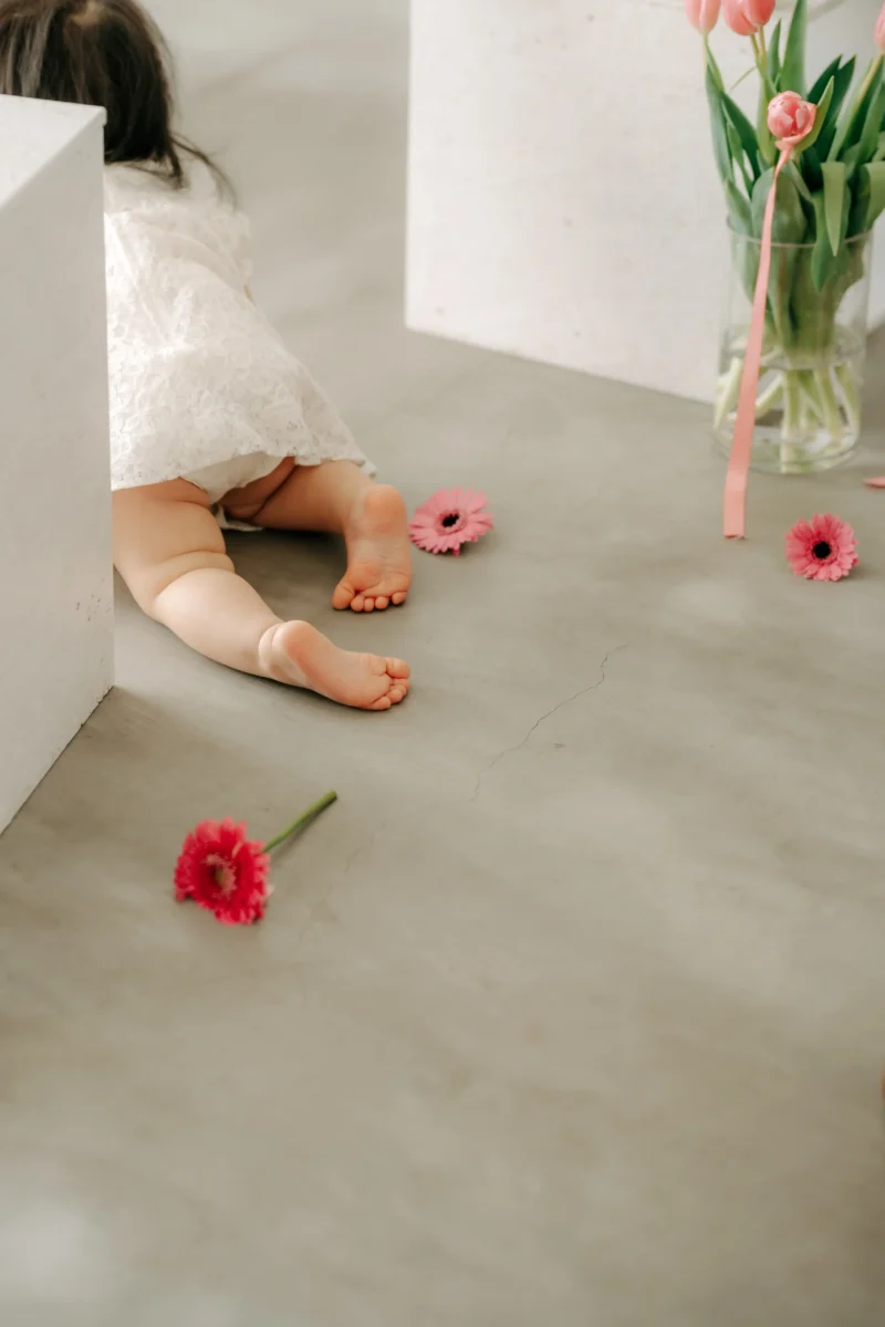 奈良市内にある、フォトスタジオスーベニアスタジオ。生のお花に囲まれた空間でおしゃれにかわいく撮影できます。家族写真・ファミリーフォト・バースデーフォト・七五三・ニューボーンフォト・ハーフバースデーフォト、マタニティーフォト