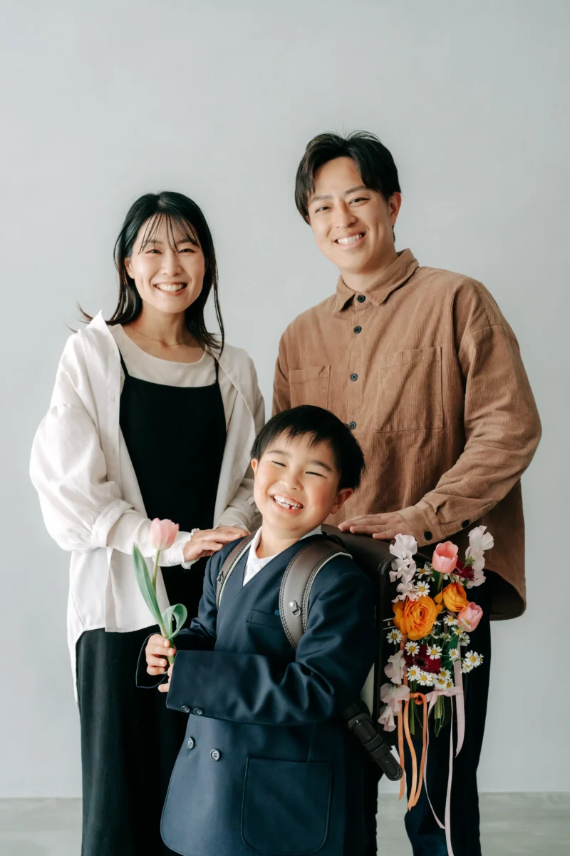 奈良市内にある、フォトスタジオスーベニアスタジオ。生のお花に囲まれた空間でおしゃれにかわいく撮影できます。新1年生の入学記念写真、家族写真・ファミリーフォト・バースデーフォト・七五三・ニューボーンフォト・ハーフバースデーフォト、マタニティーフォト