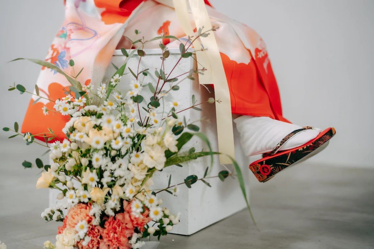 七五三3歳女の子。袴姿で撮影。奈良市内にある、フォトスタジオスーベニアスタジオで生花に囲まれおしゃれな空間で家族写真を撮影できます。ファミリーフォト・バースデーフォト・七五三・ニューボーンフォト・ハーフバースデーフォト、マタニティーフォト