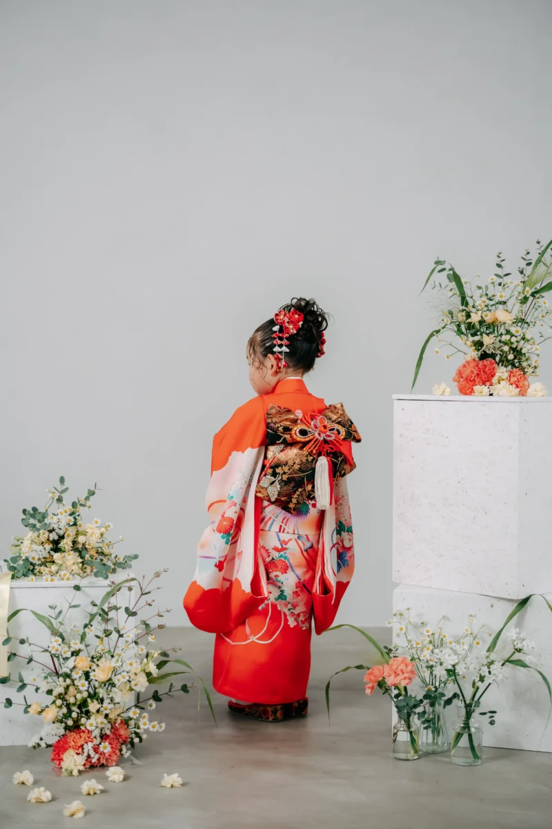 七五三3歳女の子。袴姿で撮影。奈良市内にある、フォトスタジオスーベニアスタジオで生花に囲まれおしゃれな空間で家族写真を撮影できます。ファミリーフォト・バースデーフォト・七五三・ニューボーンフォト・ハーフバースデーフォト、マタニティーフォト