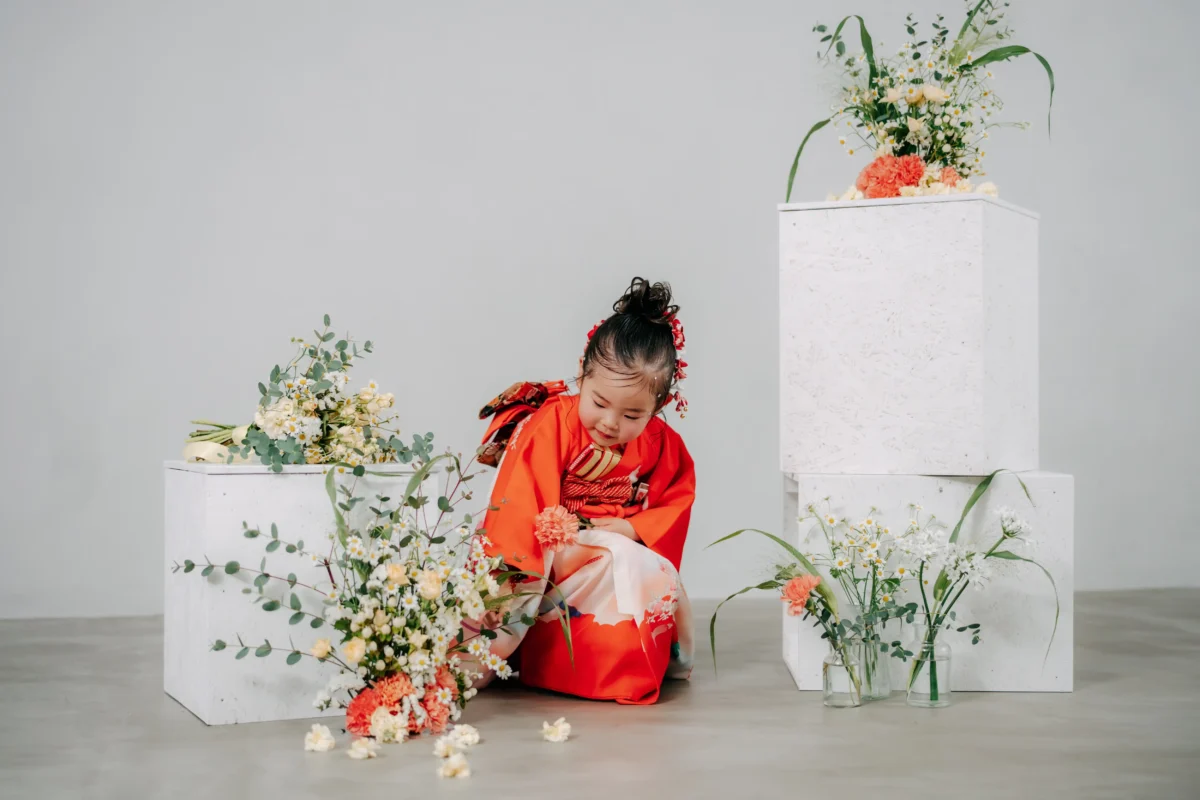 七五三3歳女の子。袴姿で撮影。奈良市内にある、フォトスタジオスーベニアスタジオで生花に囲まれおしゃれな空間で家族写真を撮影できます。ファミリーフォト・バースデーフォト・七五三・ニューボーンフォト・ハーフバースデーフォト、マタニティーフォト